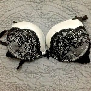 Extra padded B&W lacy push up bra